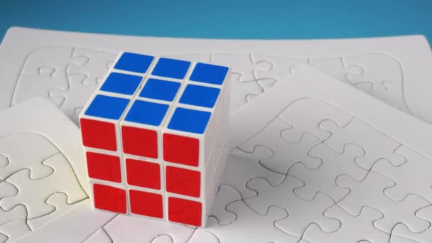 白色拼图顶部的Rubik立方体 创意思维概念 — 图库视频影像