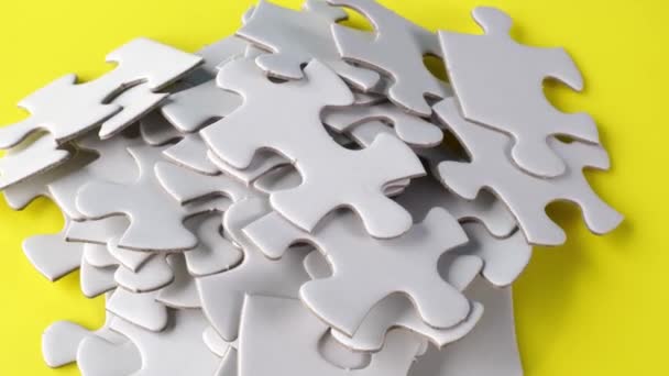 Rotation Puzzle Blanc Blanc Puzzle Blanc Sur Surface Jaune — Video