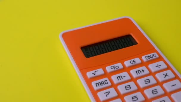 Vue Rapprochée Calculatrice Tourner Sur Surface Jaune — Video