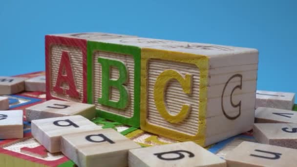 Bloque Madera Abc Girar Sobre Mesa Inteligencia Infantil Educación Concepto — Vídeos de Stock