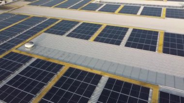 Alışveriş merkezinin çatısındaki güneş paneli