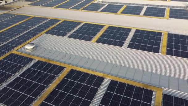 Alışveriş Merkezinin Çatısındaki Güneş Paneli — Stok video