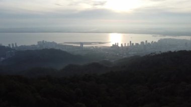 Hava silueti Gurney Yolu ve Penang Hill 'den Gurney Wharf manzarası
