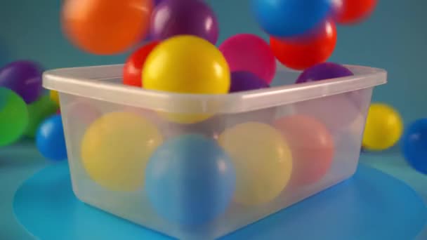 Çok Renkli Çocuklar Plastik Top Konteynırda — Stok video