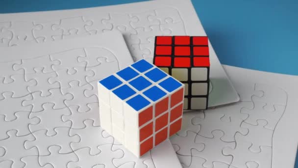 白色拼图中的Rubik立方体 创造性解决方案思维概念 — 图库视频影像