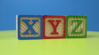 Tahta blok alfabe XYZ 'de dönüyor. Çocuk eğitimi kavramı