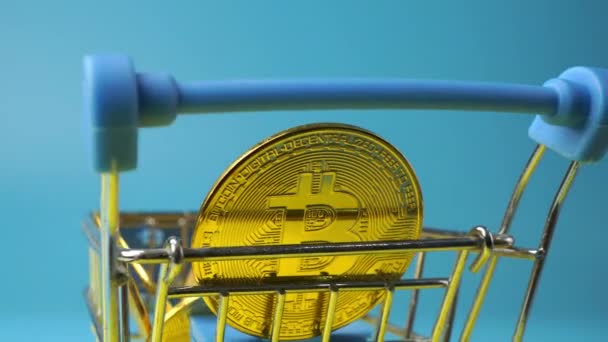 Parlak Altın Kripto Bitcoin Alışveriş Arabasında — Stok video