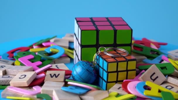Büyük Küçük Rubik Küpü Kapat Mavi Arkaplanda Döner Tablolarda Küre — Stok video