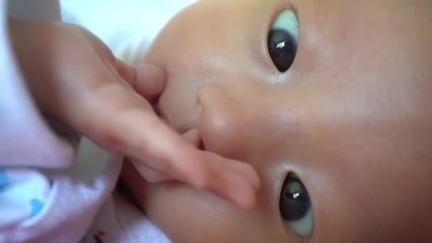 Acercamiento Pequeño Ojo Recién Nacido Mirar Cámara Familia Concepto Amor — Vídeo de stock