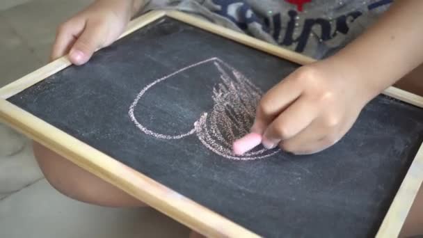 Sélectionner Focus Enfant Dessiner Main Colorier Forme Amour Tableau Noir — Video