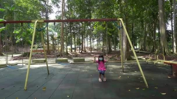 Une Fille Porte Masque Jouer Sur Aire Jeux Forêt Récréative — Video