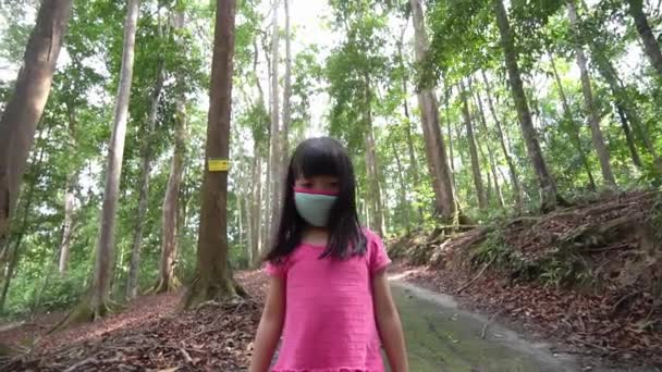 Cámara Lenta Una Chica Usar Mascarilla Caminar Selva Tropical Recreativa — Vídeos de Stock