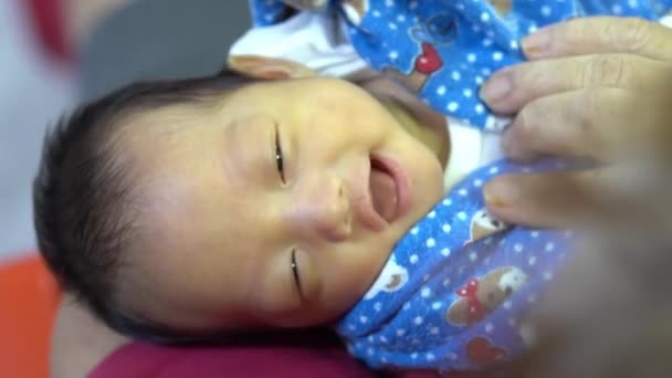 Новорожденный Китайский Ребенок Улыбается Прикосновении Бабушкиной Руке Семья Концепция Любви — стоковое видео