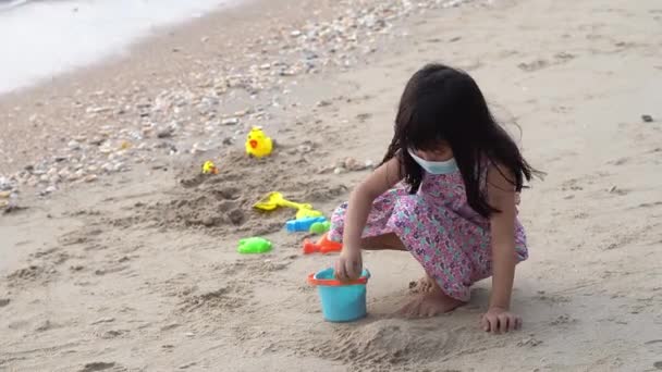 Китайский Ребенок Играет Песок Пляже Время Пандемии Коронавируса — стоковое видео