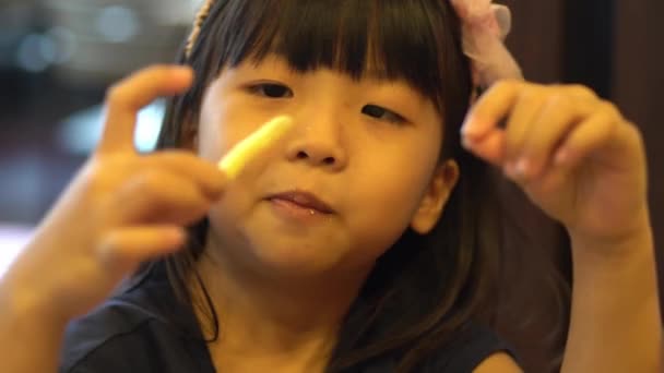 Menutup Kepala Gadis Kecil Makan Kentang Goreng Tersenyum — Stok Video