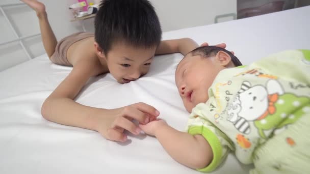 Bruder Spielt Mit Neugeborenem Bett Familie Geschwister Wohnkonzept — Stockvideo