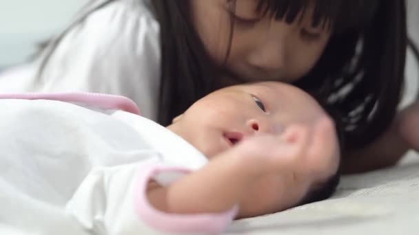 Chinês Irmã Beijo Recém Nascido Cabeça Bebê Cama Amor Irmão — Vídeo de Stock