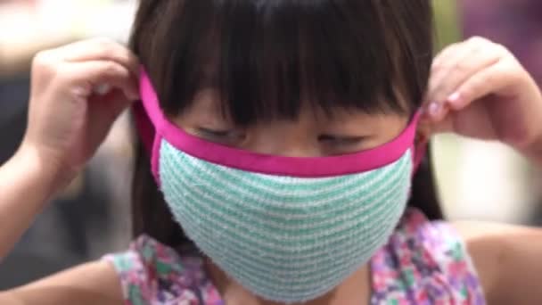 Nahaufnahme Des Gesichts Von Kleinen Kindern Tragen Gesichtsmaske Aus Stoff — Stockvideo