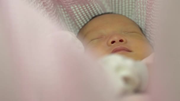 Fermez Sommeil Des Yeux Bébé Dans Swing — Video