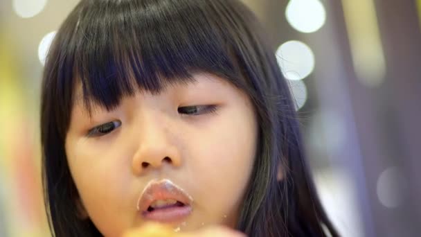 中国の女の子の汚い口を閉じてハンバーガーを食べる — ストック動画