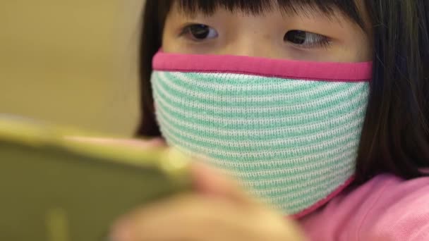 Chinesisches Mädchen Trägt Gesichtsmaske Handy — Stockvideo
