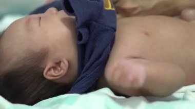 Anne, yeni doğana bez giymesinde yardım et. Annelik, aile kavramı.