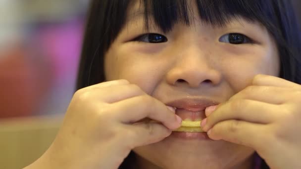 Close Ásia Menina Chinesa Usar Ambas Mãos Comer Batatas Fritas — Vídeo de Stock