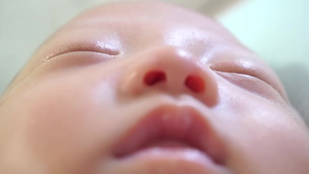 Выберите Фокус Спящего Новорожденного Лица — стоковое видео