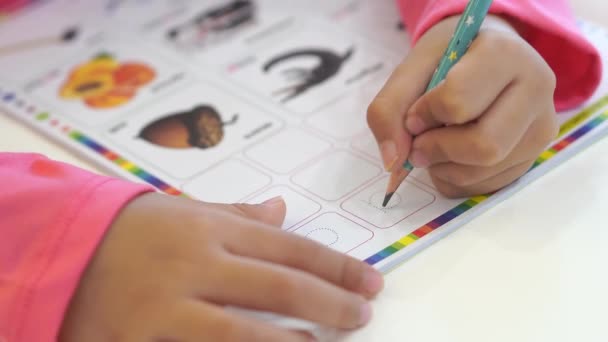 Selektywne Skupienie Mały Dzieciak Ręcznie Pisać Alfabet Skoroszycie — Wideo stockowe