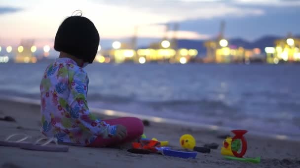 Kis Kínai Lány Arcmaszk Játszani Beach Tool Alatt Szürkület Óra — Stock videók