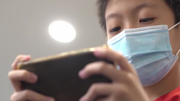 Ein Chinesisches Kind Spielt Handy Covid Pandemie Neue Normalität — Stockvideo