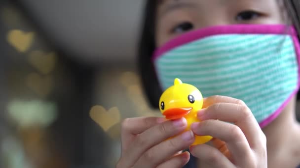 Aus Nächster Nähe Hält Ein Kleines Mädchen Das Gelbe Entenspielzeug — Stockvideo