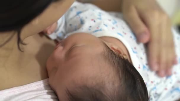 Nahaufnahme Des Kopfes Eines Kleinen Babys Das Mutterkörper Schläft — Stockvideo