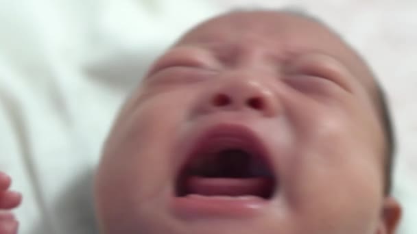 Close Das Gesicht Des Neugeborenen Babys Weinen — Stockvideo