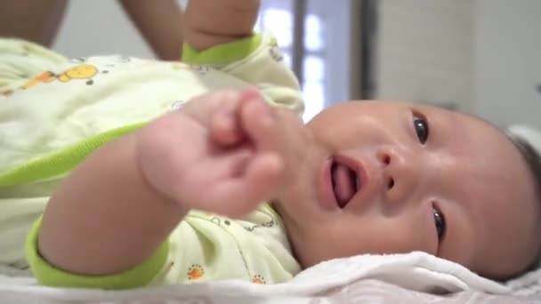 Umtriebige Mutter Trägt Das Tuch Für Das Baby Und Setzt — Stockvideo