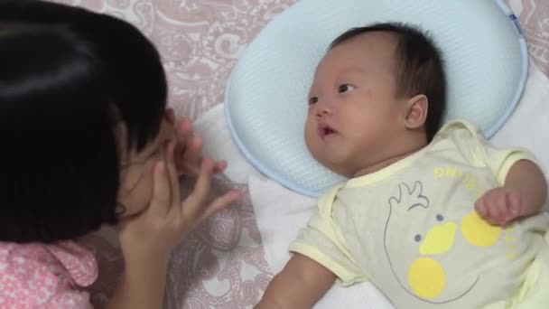 Irmã Tem Uma Conversa Engraçada Com Bebé Conceito Amor Irmão — Vídeo de Stock