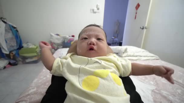 Ultra Weitwinkel Chinesisches Baby Bein Des Vaters — Stockvideo