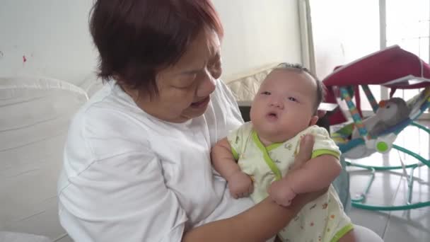 Бабушка Отрыгивает Мальчика После Выпьет Молоко — стоковое видео