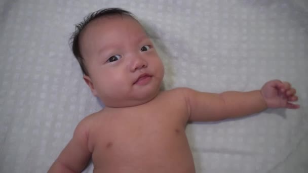 Draufsicht Nackte Baby Junge Blick Die Kamera — Stockvideo