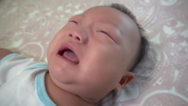 Cerca Ultra Amplia Vista Bebé Niño Llorar — Vídeo de stock