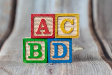 ABC ahşap blok masada. Çocuk oyuncağı
