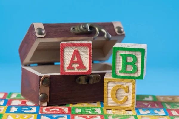 Houten Blok Met Schatkist Blauwe Achtergrond — Stockfoto