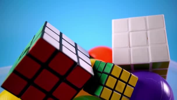 Közelkép Rubik Kocka Forog Kék Háttér — Stock videók