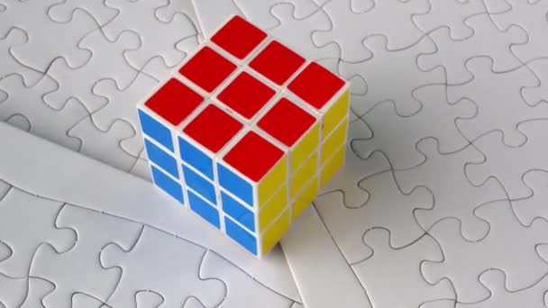 Rubik Kubus Draaien Witte Legpuzzel Intelligentie Concept — Stockvideo