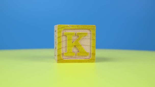 ショットレター アルファベットの木製ブロックを表面に閉じます — ストック動画
