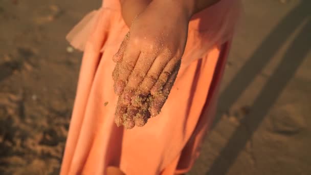 Selektiv Fokussiert Die Hand Eines Kleinen Mädchens Sand Spielen Strand — Stockvideo