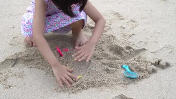 Zamknij Rękę Dziewczynki Okularach Przeciwsłonecznych Grać Narzędzia Plaży — Wideo stockowe