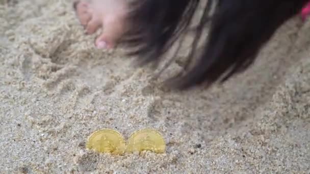 Kind Benutzt Strandwerkzeug Den Sand Strand Graben Bitcoin Suchen — Stockvideo