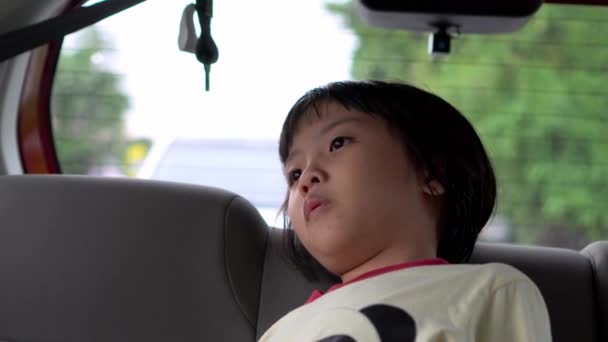 Langweiliges Kleines Mädchen Auf Dem Rücksitz Des Autos Während Auf — Stockvideo