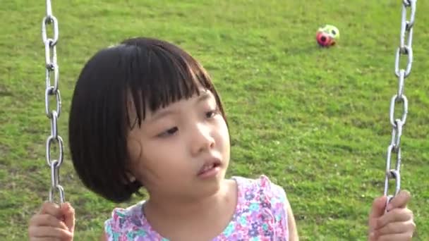 Une Petite Fille Joue Swing Sur Une Aire Jeux Activité — Video